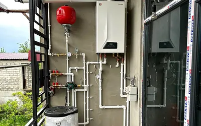 Газовый котёл и бойлер на балконе